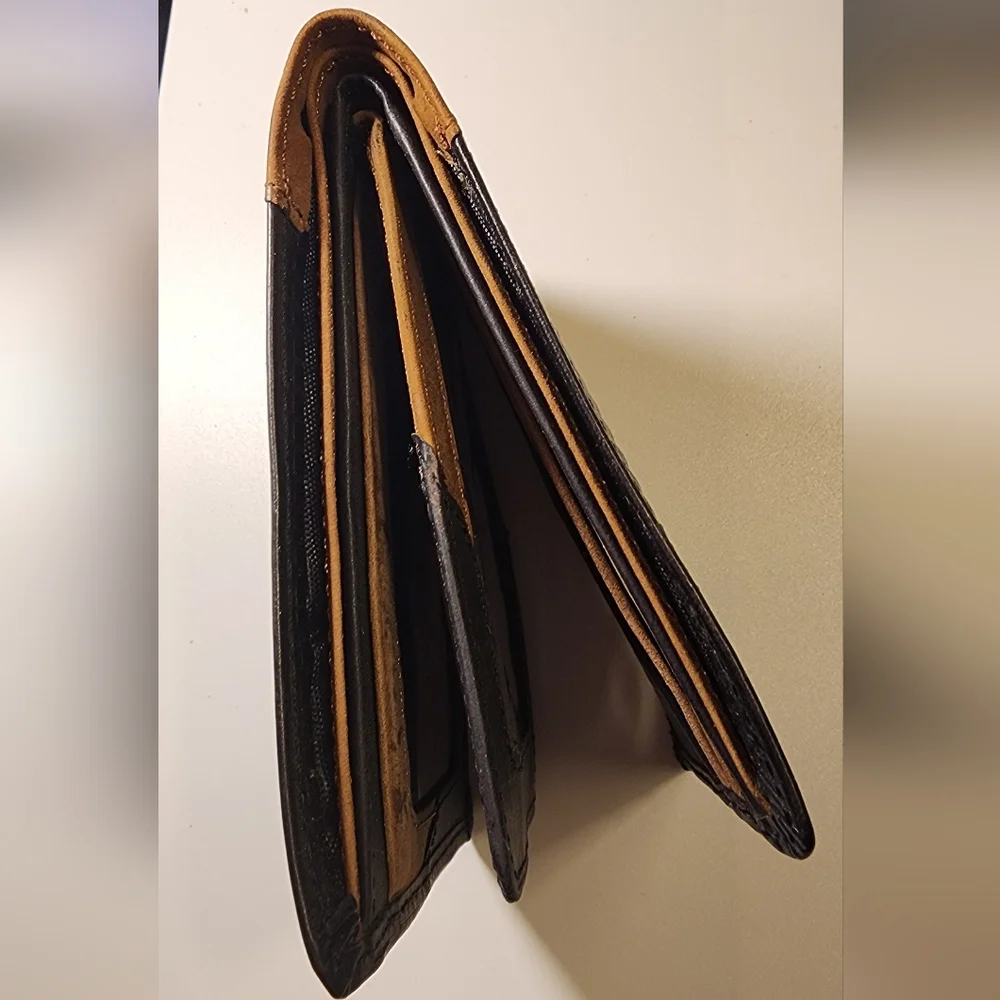 Men's Toneka Leather Two-tone Billfold Wallet. New.